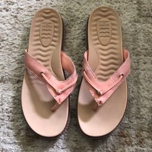 Woman’s Sperry Plushable sandals size 8 , peach color